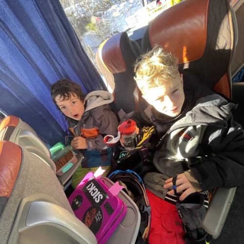 Kinder im Bus 