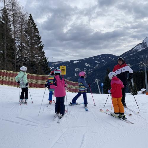 Kinder mit Skilehrer 